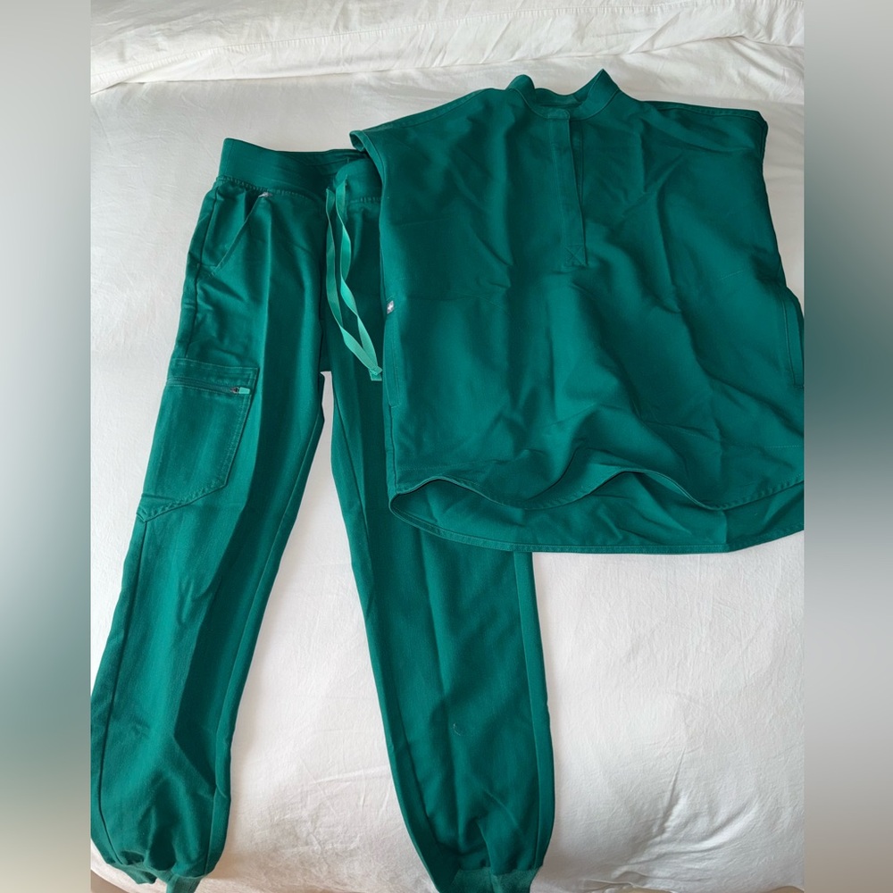 Figs Green Zamora jogger and Rafaela top